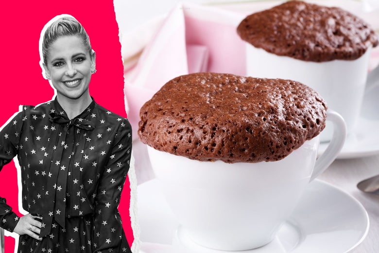 Sarah Michelle Gellar and two chocolate mug cakes.